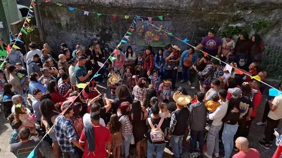 Famílias reunidas no pátio durante a apresentação do Arraiá da Creche