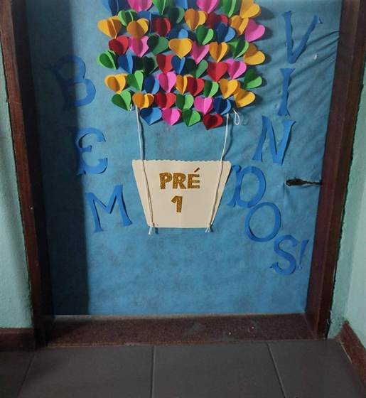 Entrada da turma Pré 1, decorada com balão de corações coloridos