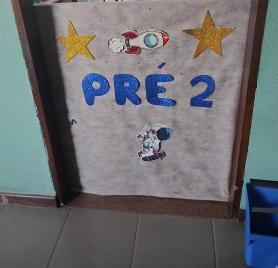 Entrada da turma Pré 2, decorada com foguete e astronauta